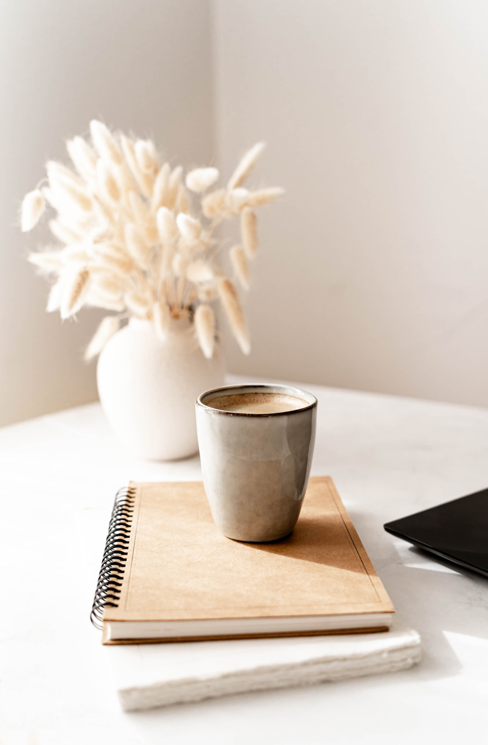 Kaffeetasse und Notizbuch als ruhiger Alltagsanker