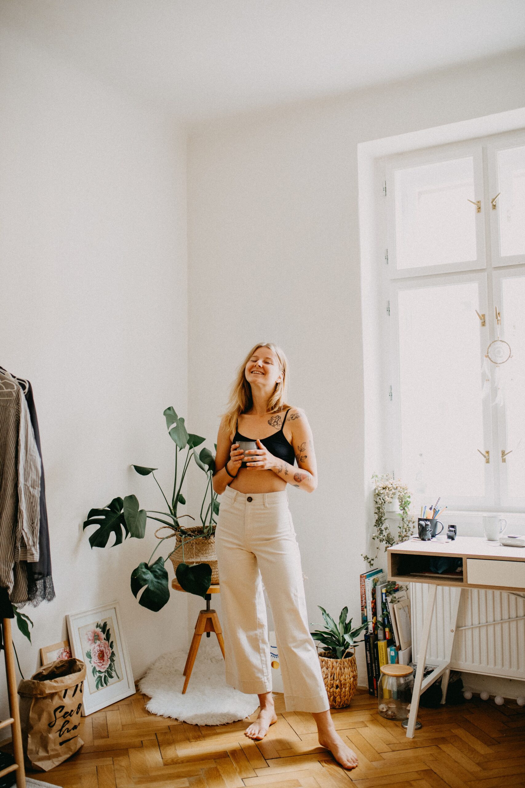 Frau mit einer Tasse in ihrem echten Wohn- und Arbeitsalltag